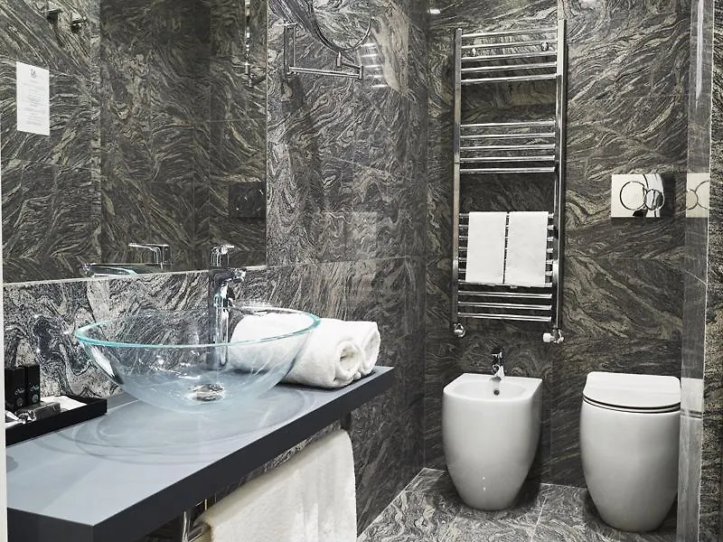 Aiello Rooms San Babila Milano 2*,  Italia
